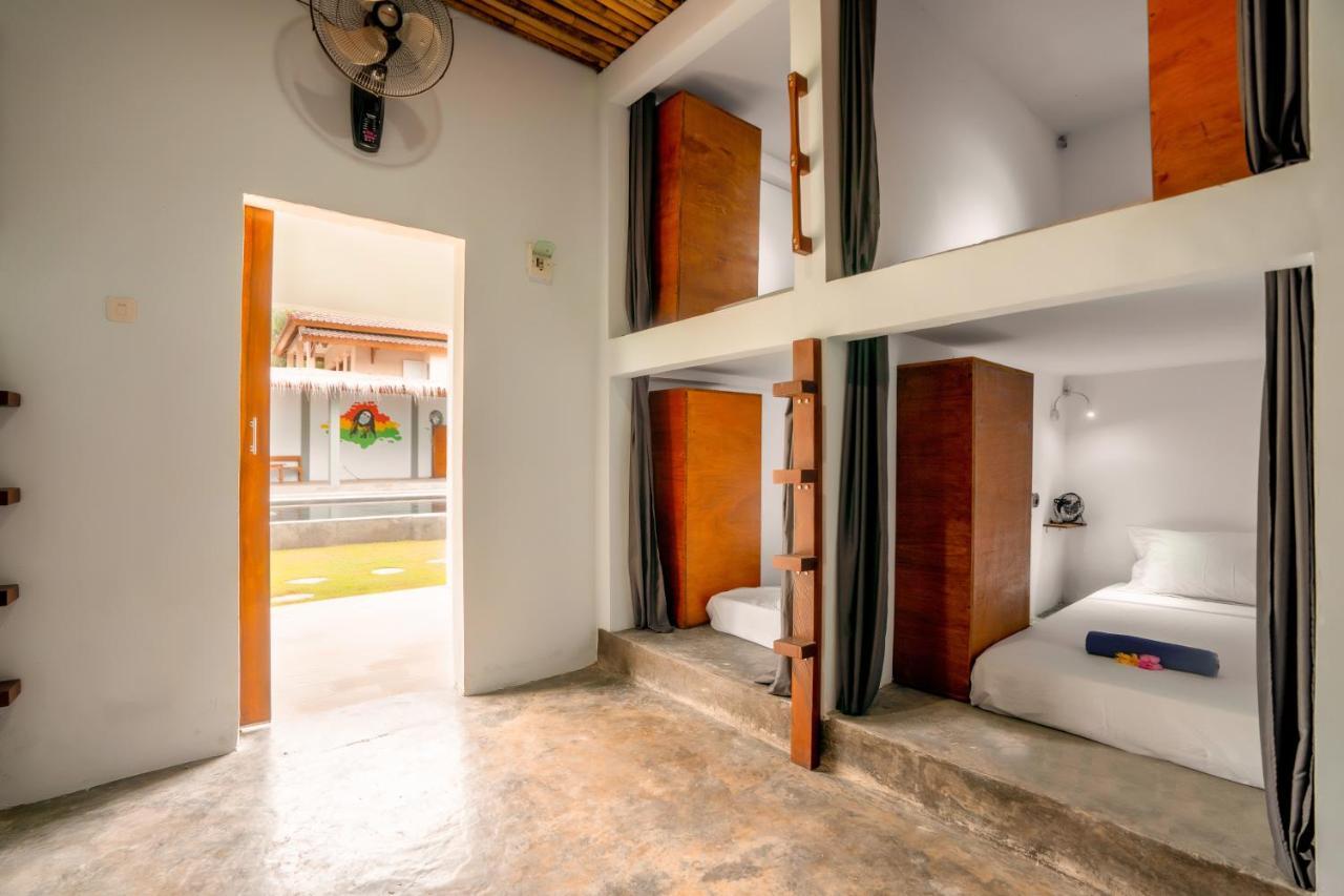 Waiwas Hostel Kuta  ภายนอก รูปภาพ