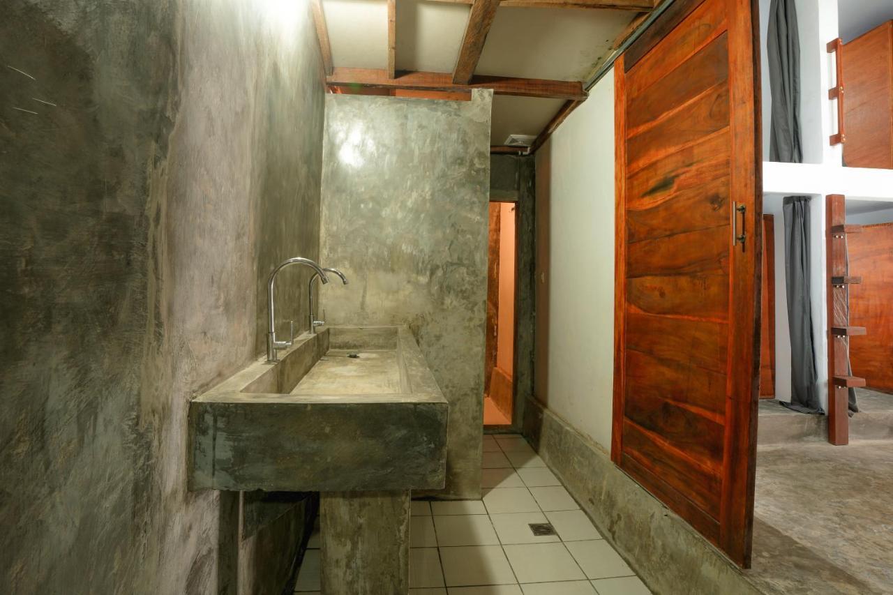 Waiwas Hostel Kuta  ภายนอก รูปภาพ